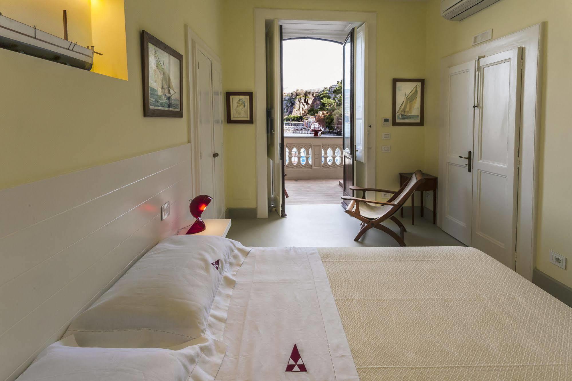 Yacht Club Capo Cervo Suites B&B ソレント エクステリア 写真