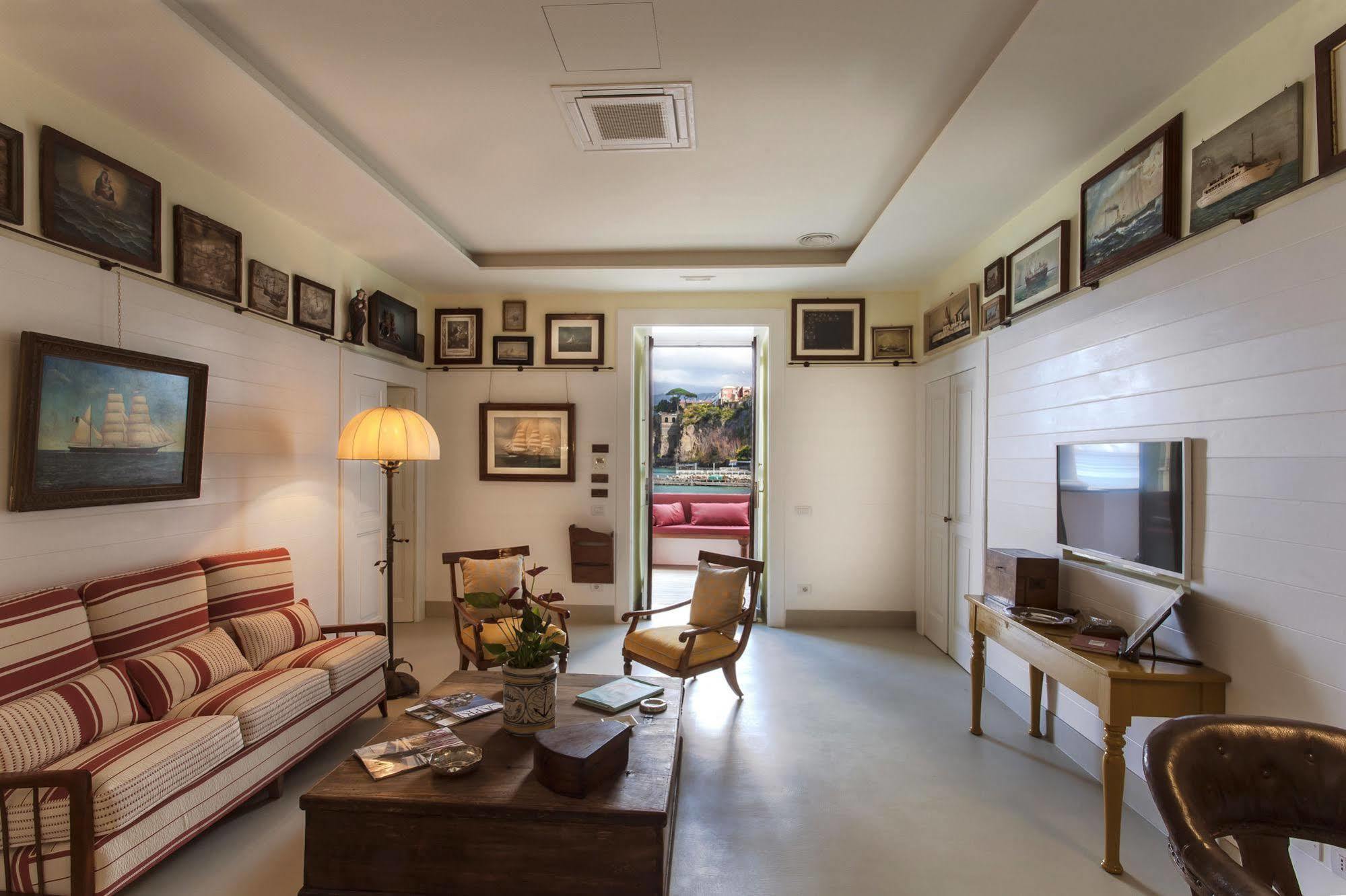 Yacht Club Capo Cervo Suites B&B ソレント エクステリア 写真